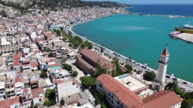 ZAKYNTHOS, GREECE - 21 Haziran 2024: Zakynthos şehri üzerindeki hava panoramik manzara güzel mavi bir yaz gökyüzüne karşı. Zakynthos Adası, Yunanistan 'ın batısındaki İyon Denizi