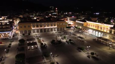 Zakynthos, Yunanistan - 20 Haziran 2024: Zakynthos kentindeki Solomos Meydanı üzerinde havadan panoramik gece görüşü. Zakynthos Adası, İyon Denizi, Batı Yunanistan