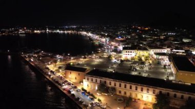 Zakynthos, Yunanistan - 20 Haziran 2024: Zakynthos kentindeki Solomos Meydanı üzerinde havadan panoramik gece görüşü. Zakynthos Adası, İyon Denizi, Batı Yunanistan