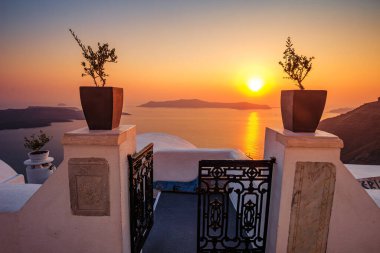 Santorini adasındaki Caldera 'da gün batımı. Yunanistan 'ın Santorini adasında Altın Saat