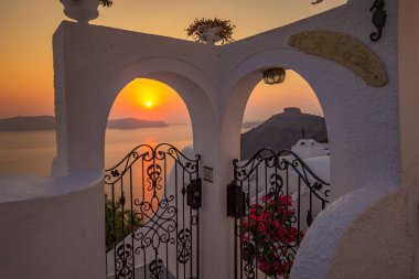 Santorini adasındaki Caldera 'da gün batımı. Yunanistan 'ın Santorini adasında Altın Saat
