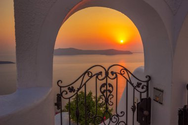 Santorini adasındaki Caldera 'da gün batımı. Yunanistan 'ın Santorini adasında Altın Saat