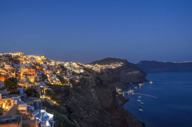 Geceleri Santorini adasının nefes kesici manzarası. Santorini, Yunanistan