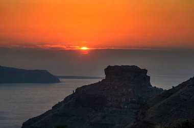 Yunanistan 'ın Santorini kentinde Imerovigli üzerinde güzel bir günbatımı manzarası