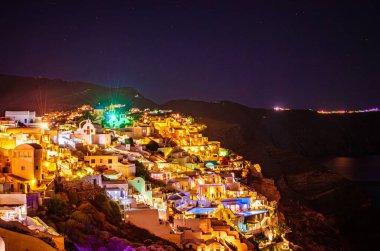 Geceleri Santorini adasının nefes kesici manzarası. Santorini, Yunanistan