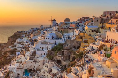 Gün batımında Santorini adasındaki Oia köyünün nefes kesici manzarası. Santorini ve Kiklad Yunanistan 'da.