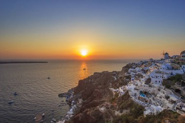 Gün batımında Santorini adasındaki Oia köyünün nefes kesici manzarası. Santorini ve Kiklad Yunanistan 'da.