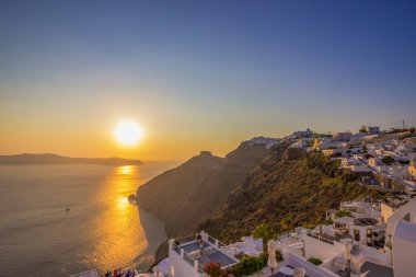 Santorini adasındaki Caldera 'da gün batımı. Yunanistan 'ın Santorini adasında Altın Saat