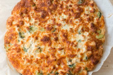 Brokoli, ton balığı, peynir, baharat ve bitkilerle nefis taze turta. Vejetaryen yemeği.