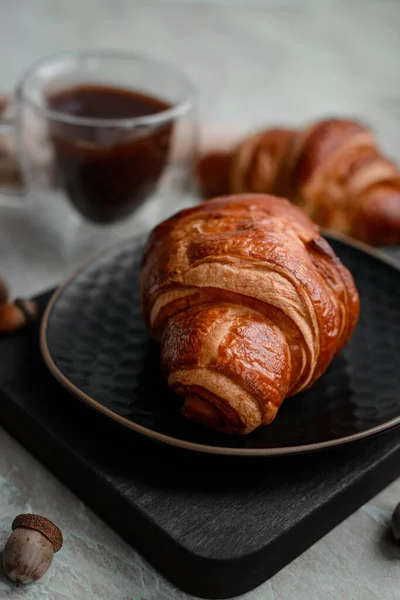 Croissant Croissant Crocante Delicioso Com Chocolate Com Uma Xícara Café — Fotografia de Stock