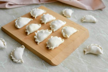 Tahta kesme tahtasının üzerinde içi doldurulmuş güzel hamur köfteleri. Lezzetli fast food