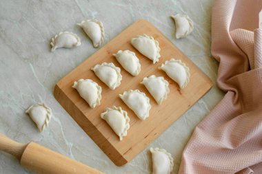 Tahta kesme tahtasının üzerinde içi doldurulmuş güzel hamur köfteleri. Lezzetli fast food