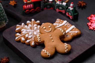 Noel tatili için festival masasını dekore etmek için ev yapımı lezzetli zencefilli ekmek. Noel için dekorasyon ve ev hazırlığı