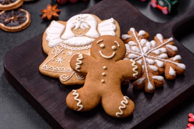 Noel tatili için festival masasını dekore etmek için ev yapımı lezzetli zencefilli ekmek. Noel için dekorasyon ve ev hazırlığı