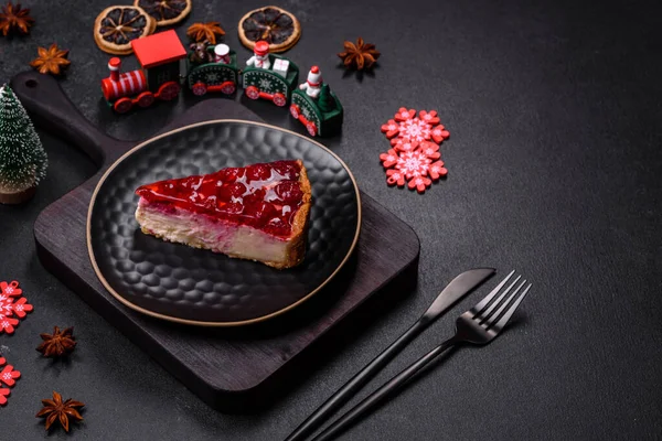 自制的美味芝士蛋糕 用果冻和覆盆子浆果在深色混凝土背景下的黑色盘子里 — 图库照片