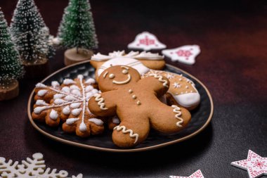 Oyuncak ve zencefilli çöreklerle süslenmiş ev şenliği masası.