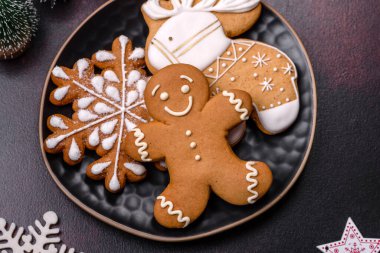 Oyuncak ve zencefilli çöreklerle süslenmiş ev şenliği masası.