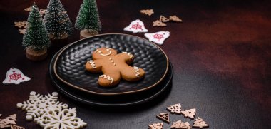 Oyuncak ve zencefilli çöreklerle süslenmiş ev şenliği masası.