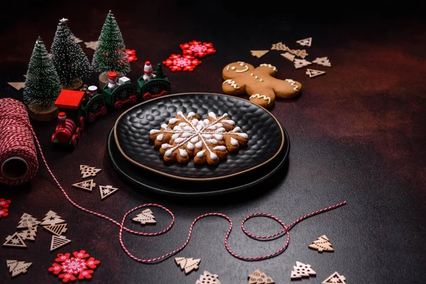Oyuncak Zencefilli Çöreklerle Süslenmiş Şenliği Masası — Stok fotoğraf