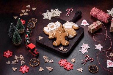 Oyuncak ve zencefilli çöreklerle süslenmiş ev şenliği masası.