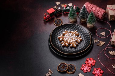 Oyuncak ve zencefilli çöreklerle süslenmiş ev şenliği masası.