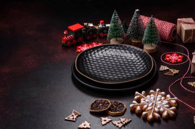 Oyuncak ve zencefilli çöreklerle süslenmiş ev şenliği masası.