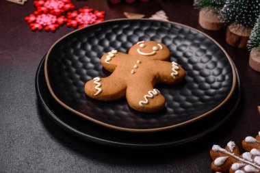 Oyuncak ve zencefilli çöreklerle süslenmiş ev şenliği masası.