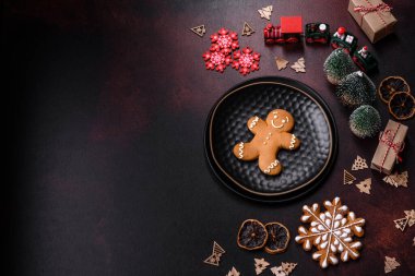 Oyuncak ve zencefilli çöreklerle süslenmiş ev şenliği masası.