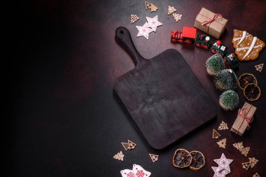 Oyuncak ve zencefilli çöreklerle süslenmiş ev şenliği masası.