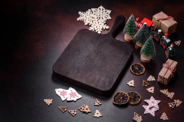 Oyuncak ve zencefilli çöreklerle süslenmiş ev şenliği masası.