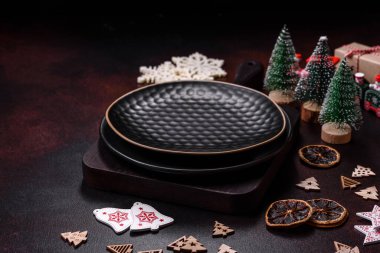 Oyuncak ve zencefilli çöreklerle süslenmiş ev şenliği masası.