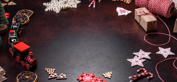 Домашній Святковий Різдвяний Стіл Прикрашений Іграшками Пряниками Темному Бетонному Фоні — стокове фото