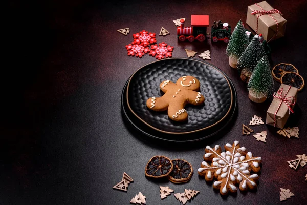 Festlicher Weihnachtstisch Mit Spielzeug Und Lebkuchen Auf Dunklem Betongrund — Stockfoto