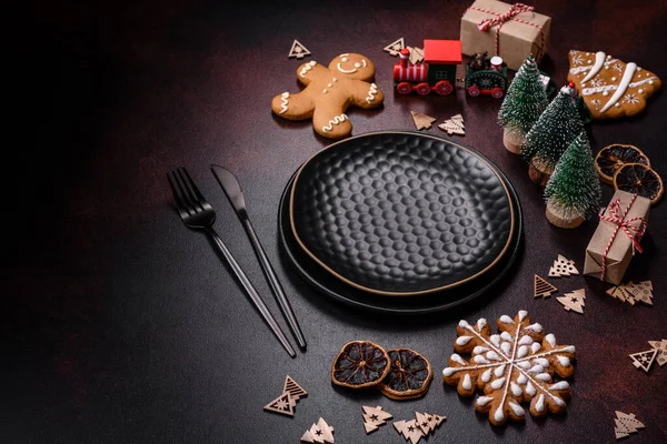 Home Festive Christmas Table Decorated Toys Gingerbreads Dark Concrete Background — Stock Photo, Image