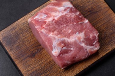 Taze çiğ domuz eti, baharatlar, tuz ve otlar ahşap bir kesme tahtasının üzerinde. Evde ızgara yemek pişirmek.