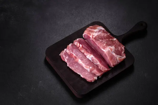 Frisches Stück Rohes Schweinefleisch Mit Gewürzen Salz Und Kräutern Auf — Stockfoto
