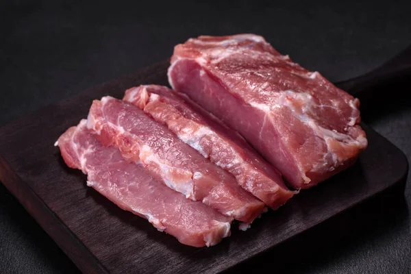 Frisches Stück Rohes Schweinefleisch Mit Gewürzen Salz Und Kräutern Auf — Stockfoto