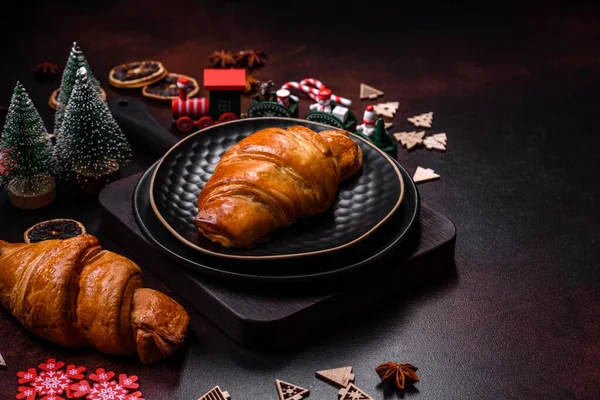 Belles Décorations Noël Différentes Croissant Sur Une Table Béton Brun — Photo