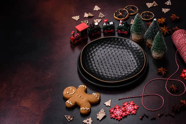 Kahverengi Beton Bir Masada Farklı Noel Süslemeleri Zencefilli Çörekler Yeni — Stok fotoğraf