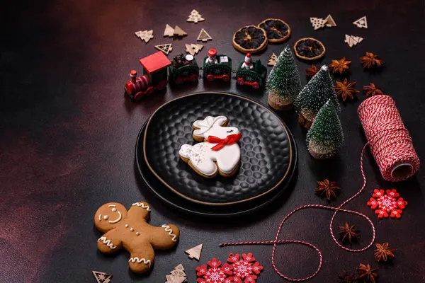 Schöne Verschiedene Weihnachtsdekorationen Und Lebkuchen Auf Einem Braunen Betontisch Vorbereitung — Stockfoto