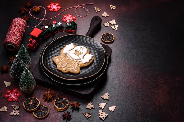 漂亮的不同的圣诞装饰和姜饼在棕色混凝土桌子上 筹备新年庆祝活动 — 图库照片