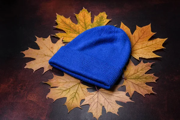 Blaue Strickmütze Auf Dunkelbraunem Betongrund Kleidung Für Eine Kalte Jahreszeit — Stockfoto