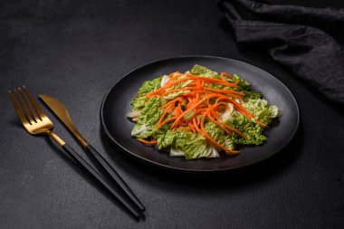 Havuçlu ve elmalı Çin lahanası, lezzetli salata. Vejeteryan mutfağı