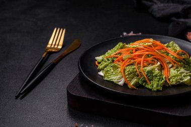 Havuçlu ve elmalı Çin lahanası, lezzetli salata. Vejeteryan mutfağı