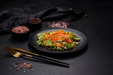 Havuçlu ve elmalı Çin lahanası, lezzetli salata. Vejeteryan mutfağı