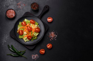 Havuçlu ve elmalı Çin lahanası, lezzetli salata. Vejeteryan mutfağı