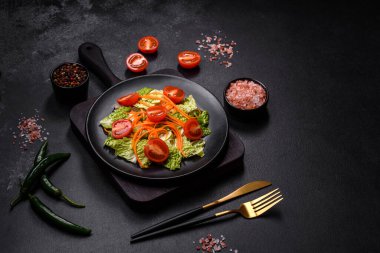 Havuçlu ve elmalı Çin lahanası, lezzetli salata. Vejeteryan mutfağı