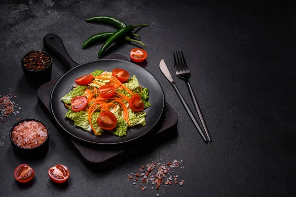 Китайская Капуста Морковью Яблоками Вкусный Салат Вегетарианская Кухня — стоковое фото