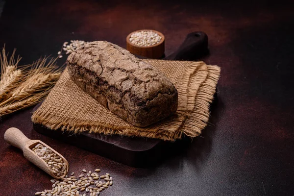 Pão Pão Integral Com Grãos Cereais Uma Tábua Corte Madeira — Fotografia de Stock
