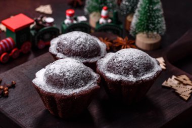 Koyu beton arka planda tatlı, taze, şenlikli pişirme. Noel arifesine hazırlanıyorum.